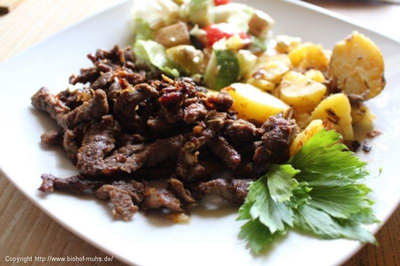 Gyros mit Rosmarin-Kartoffeln und Salat